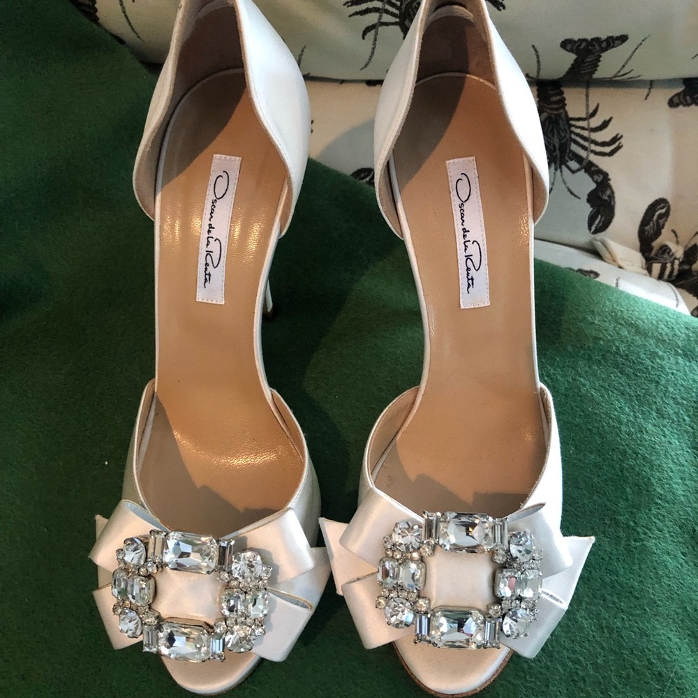 Oscar de la Renta Satin Crystal and Bow Embellished Pumps NEVER WORN Sz 39